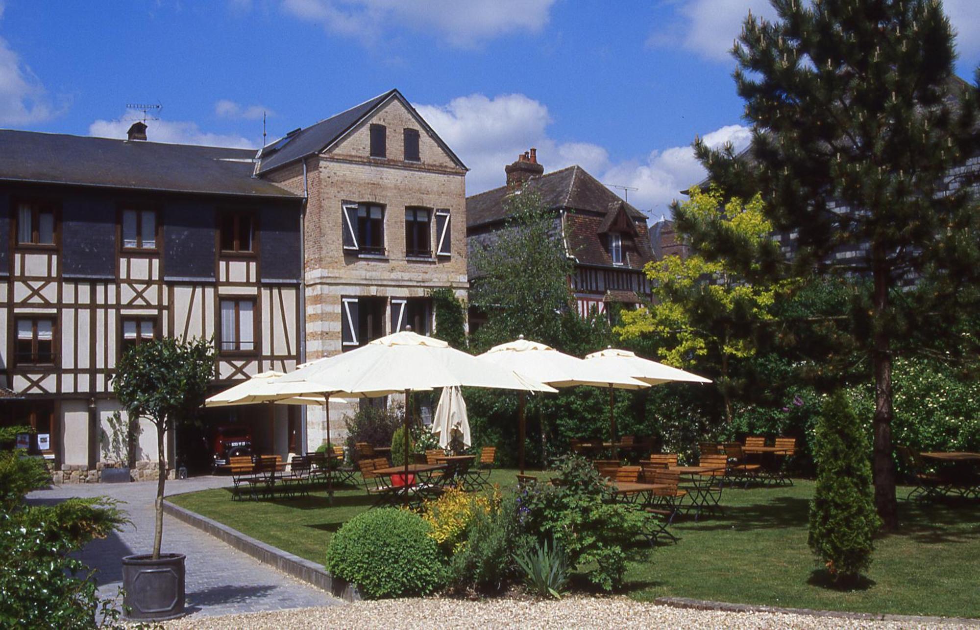 Hotel La Licorne & Spa Lyons-la-Foret Bagian luar foto