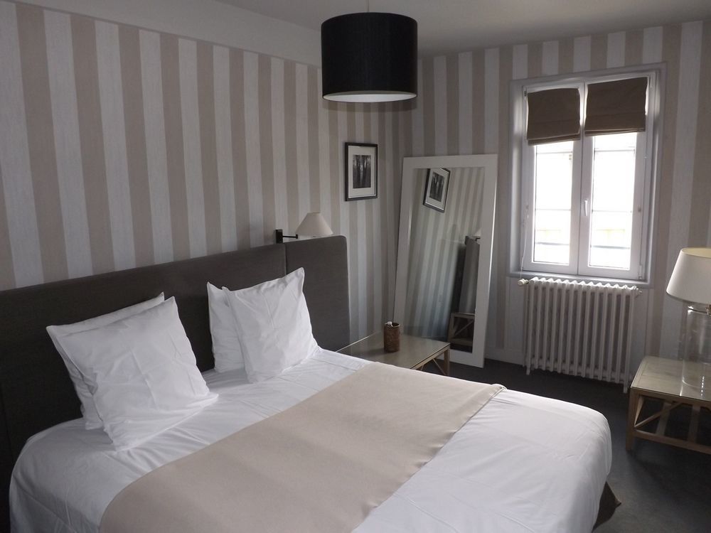 Hotel La Licorne & Spa Lyons-la-Foret Bagian luar foto
